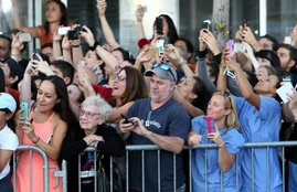 viral image, viral photo twitter, old day viral pics, Woman without cell phone, Internet sensation,