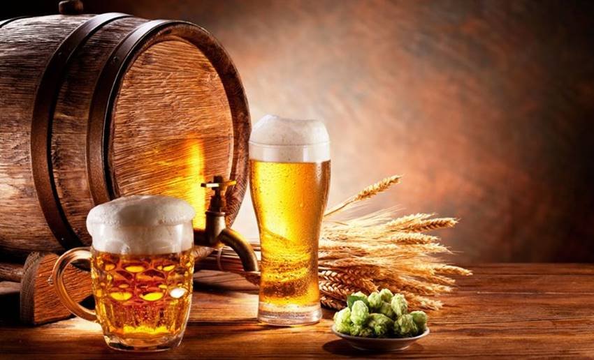 बीयर कुदरती प्रिजरवेटिव हैं, इसमें ना तो मिलावट होती है और ये ब्रेड की तरह ही बनती है। सीमित मात्रा में बीयर पीने से कैंसर और हार्ट अटैक जैसी बीमारियों से बचा सकता है।