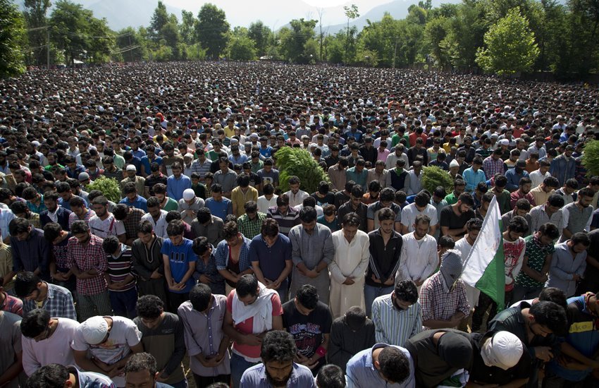 Burhan Wani Live News, Burhan Wani, Burhan Wani Funeral, Burhan Wani Latest news, Kashmir Burhan Wani, Pakistan Flag Burhan Wani, Burhan Wani News, Burhan Wani Killing, Kashmir Pakistan Flag