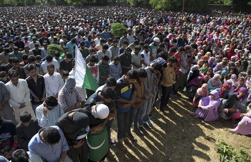 Burhan Wani Live News, Burhan Wani, Burhan Wani Funeral, Burhan Wani Latest news, Kashmir Burhan Wani, Pakistan Flag Burhan Wani, Burhan Wani News, Burhan Wani Killing, Kashmir Pakistan Flag