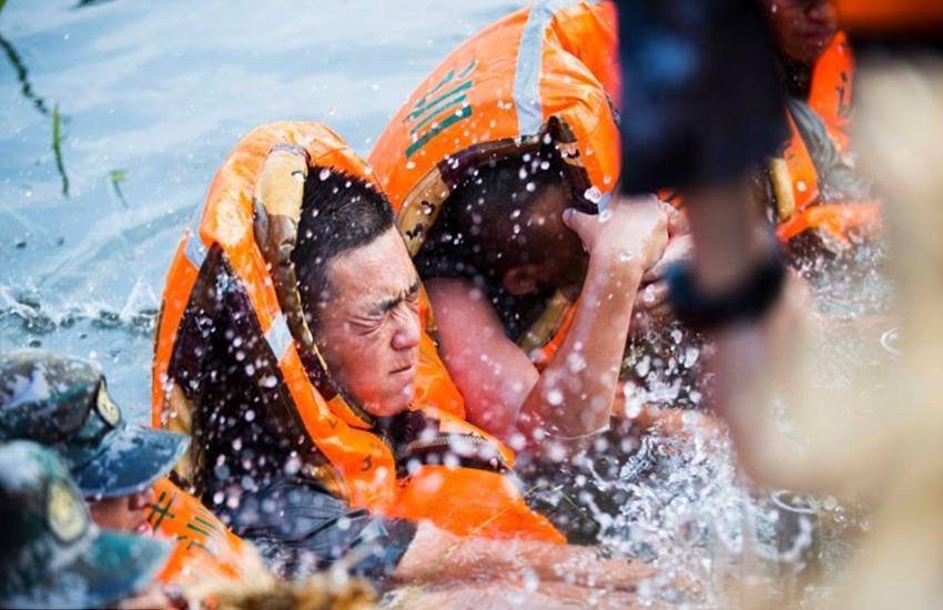 Flood, China, Chinese Soldeirs, Bravery, heroic moment, Will of steel, floodwaters, Chinese Army, Incredible