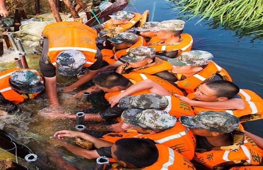 Flood, China, Chinese Soldeirs, Bravery, heroic moment, Will of steel, floodwaters, Chinese Army, Incredible