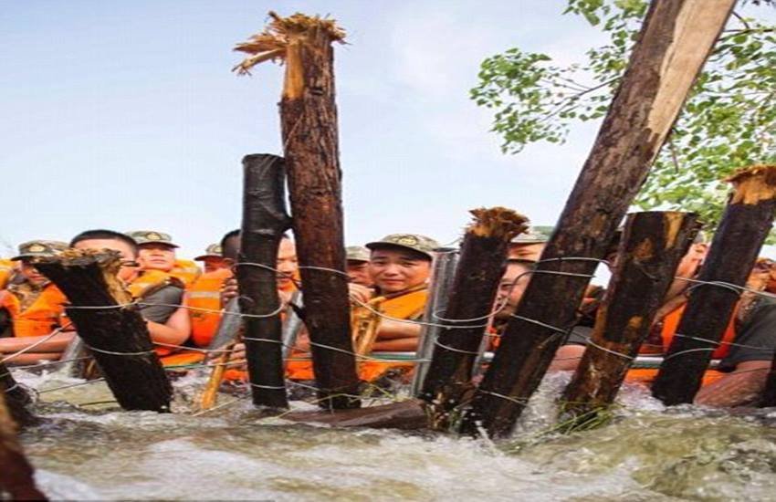Flood, China, Chinese Soldeirs, Bravery, heroic moment, Will of steel, floodwaters, Chinese Army, Incredible