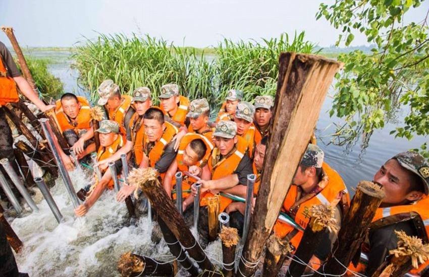 Flood, China, Chinese Soldeirs, Bravery, heroic moment, Will of steel, floodwaters, Chinese Army, Incredible