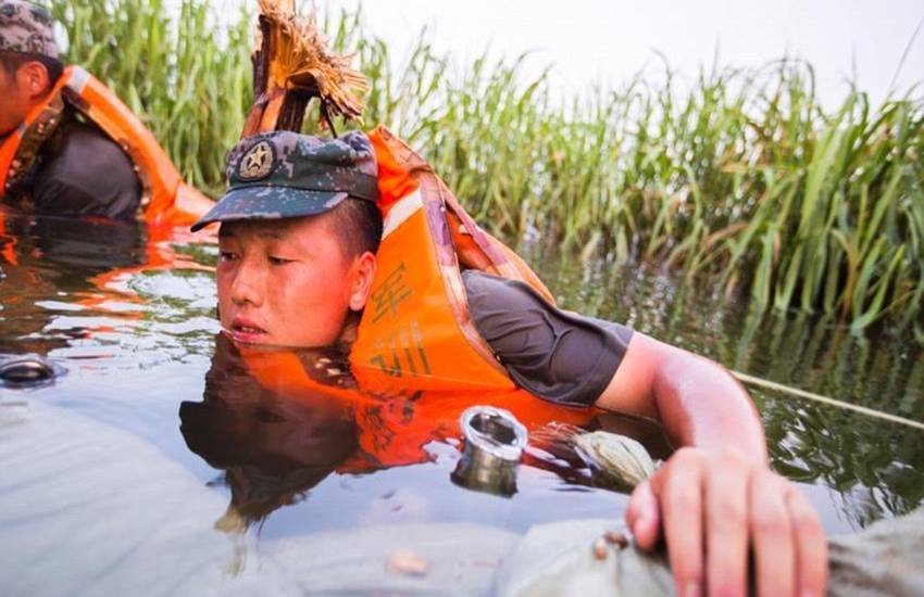 Flood, China, Chinese Soldeirs, Bravery, heroic moment, Will of steel, floodwaters, Chinese Army, Incredible