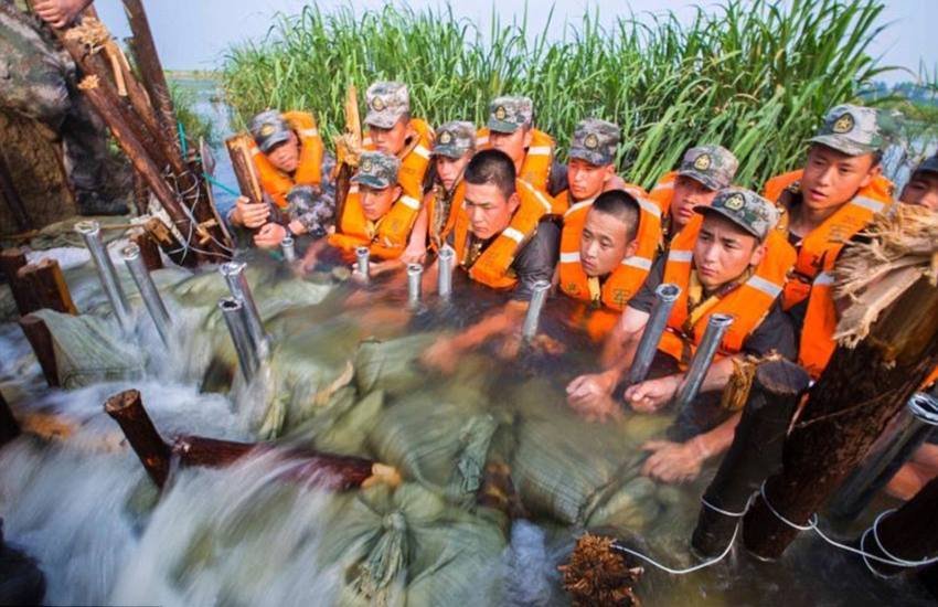 Flood, China, Chinese Soldeirs, Bravery, heroic moment, Will of steel, floodwaters, Chinese Army, Incredible