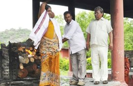 Hindu man last rites, Funeral Pyre, Dead Body, Old Age Home, K Srinivas, Yakub Bi, Muslim woman performing cremation