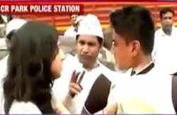 VIDEO: MLA की गिरफ्तारी पर AAP ने लगाया जाम तो आम लड़की ने खोया आपा, कार्यकर्ता का पकड़ा कॉलर