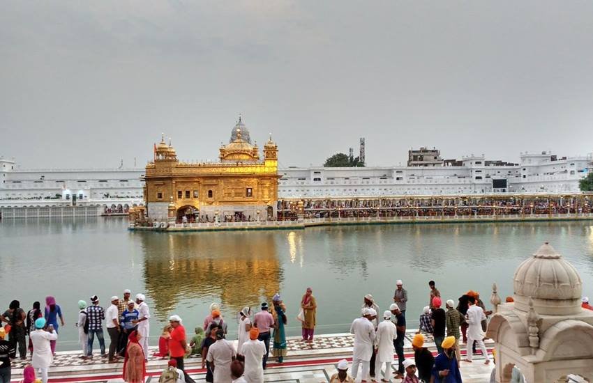 Arvind Kejriwal, Golden Temple, KejriInsultsGoldenTemple, Amritsar, Punjab Elections, AAP manifesto, Guru Granth Sahib, Jansatta