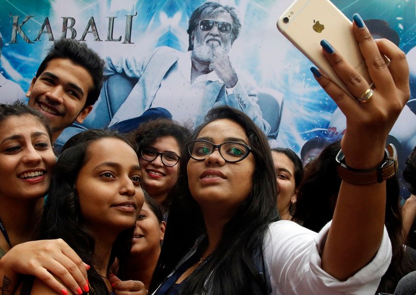 kabali Fever, rajnikanth, kabali, rajnikanth fans, kabali release, kabali review, kabali movie, kabali rajnikanth, rajnikanth look, kabali look, kabali movie director, kabali movie release, kabali movie review, kabali, rajnikant kabali, hindi news, entertainment news, jansatta