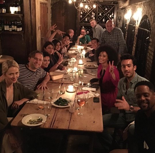 हॉलीवुड सीरीज क्वांटिको की शूटिंग के दौरान शामिल सभी सदस्यों के पार्टी टाइम की तस्वीर।