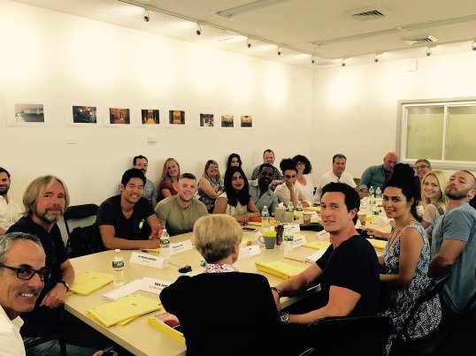 साथ-साथ बैठकर रीडिंग सेशन भी करती है क्वांटिको की टीम