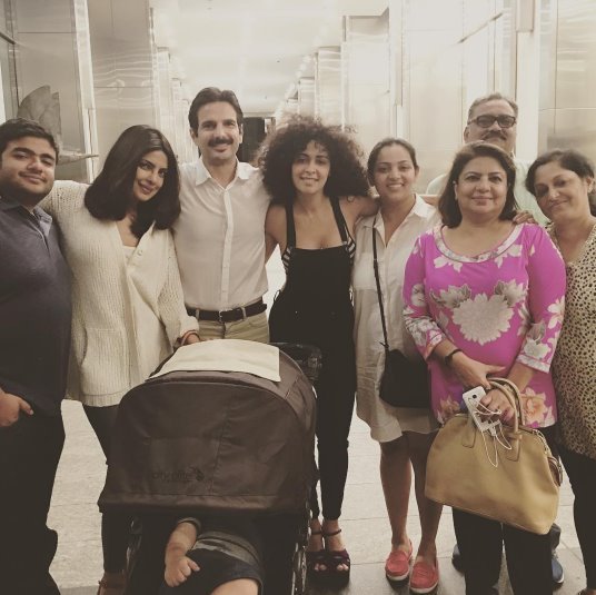 प्रियंका अक्सर ही क्वांटिको के अपने को एक्टर्स के साथ तस्वीरें शेयर करती रहती हैं।