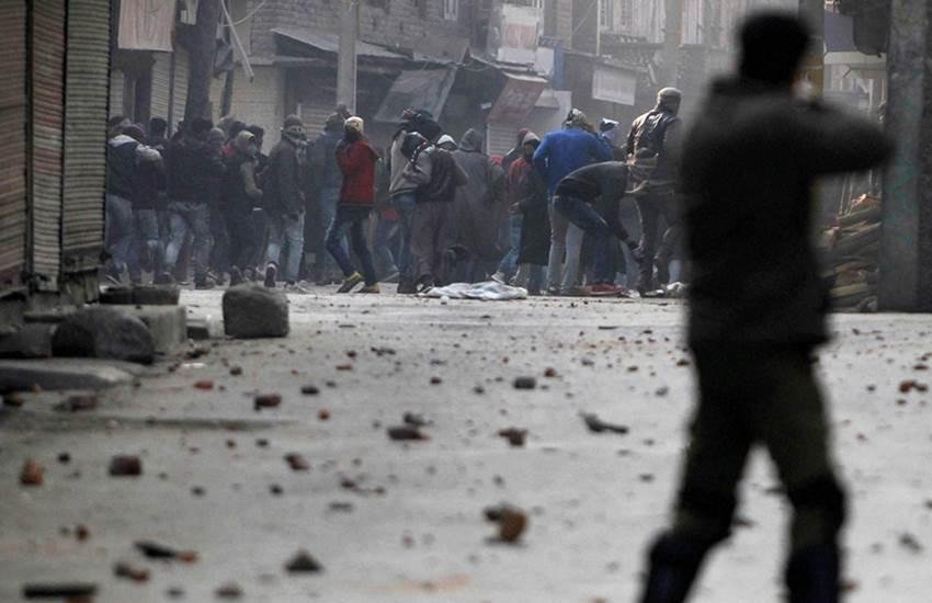 Jammu and Kashmir, Eid-ul-Fitr, salaah, stone pecking, army in kashmir