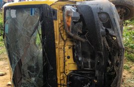 school bus, school van hit train, school van train accident, school bus accident in Bhadohi, Bhadohi accident, train accident in badohi, badohi, badohi hindi news, badohi news