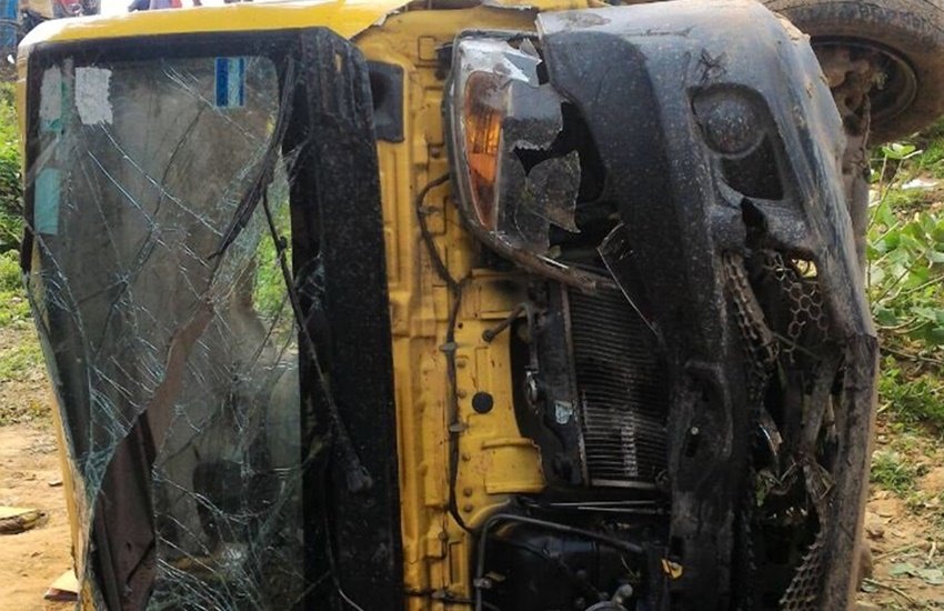 school bus, school van hit train, school van train accident, school bus accident in Bhadohi, Bhadohi accident, train accident in badohi, badohi, badohi hindi news, badohi news