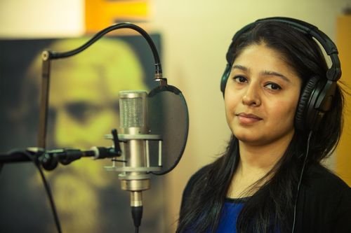 सॉन्ग की रिकॉर्डिंग करते सुनिधि