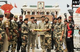 Eid-ul-fitr, Attari-Wagah border, Wagah border, India, Pakistan border guards, border guards, sweets exchange Wagah border, BSF, pak rangers, Eid-ul-fitr news, Eid-ul-fitr photos, jansatta