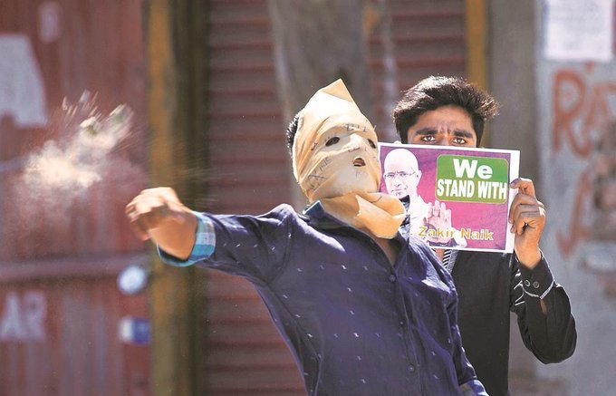 जाकिर नाईक के NGO की जांच शुरू, युवाओं को आंतक की तरफ खींचने का है आरोप