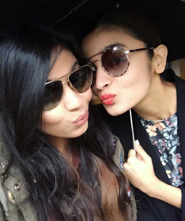 पाउट वाली सेल्फी, इस तस्वीर में दोनों एक सी लग रही हैं