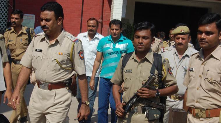 एक और फोटो में सलेम पुलिस कस्टडी में मौजूद नजर आ रहा है।