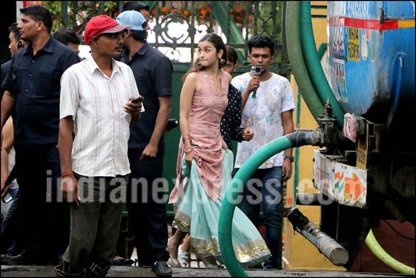 पिंक और लाइट ब्लू लहंगे में आलिया बेहद खूबसूरत लग रही थीं।