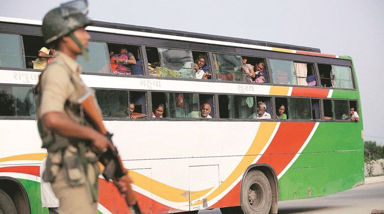 kashmir, kashmir violence, amarnath yatra, amarnath, amarnath pilgrims, kashmir hindu pilgrims, muslims help hindu pilgrims, amarnath pilgrims situation, amarnath pilgrims kashmir