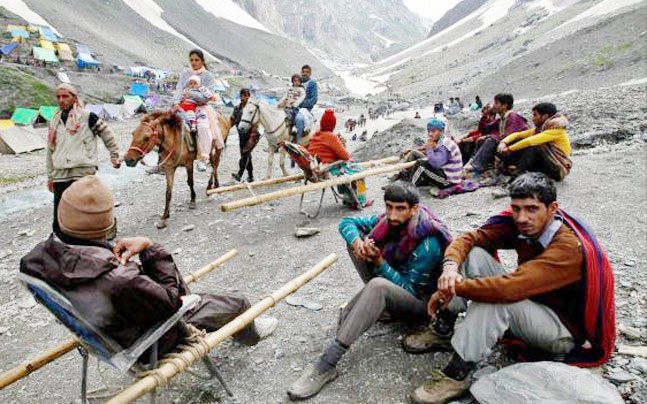 रास्ते में बैठे यात्री