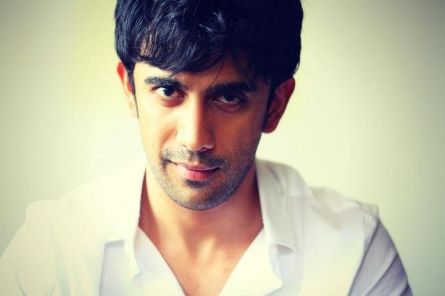 सुल्तान फिल्म में इनकी परफॉर्मेंस देखने के बाद इन्हें इग्नोर करना मुश्किल है। फॉर्मल सूट हो या कैजुअल अमिता साध हर तरह हैंडसम लगते हैं।