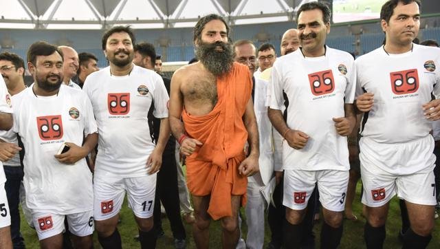 भले ही बाबा ने बेकहम जैसे शॉट्स नहीं मारे। लेकिन मैदान पर अपना टैलेंट दिखाने से पीछे नहीं हटे बाबा रामदेव। रविवार को जवाहरलाल नेहरू स्टेडियम में हुए चैरिटी फुटबॉल मैच में बाबा रामदेव भी अपनी धोती से मैचिंग स्पोर्ट्स शू पहने शॉट्स लगाते नजर आए।