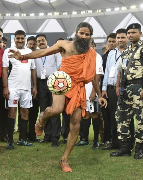 एक प्राइवेट आर्ट गैलरी आधुनिक द्वारा आयोजित किए गए इस मैच की टिकट 200, 400, 800 रुपए में मिल रही थीं। इसकी टिकट से इकट्ठे हुए पैसे दोनों कैंपेन के लिए डोनेट किए गए।