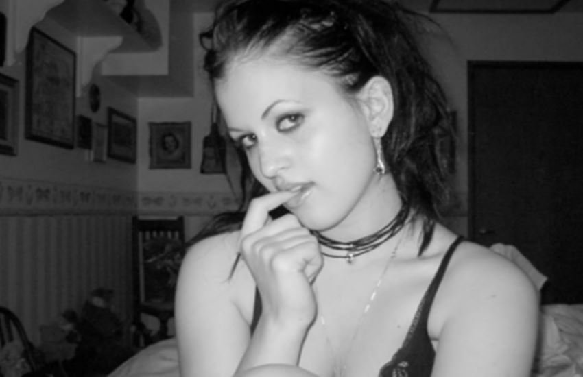 Bedroom, selfie, riddle, fingers