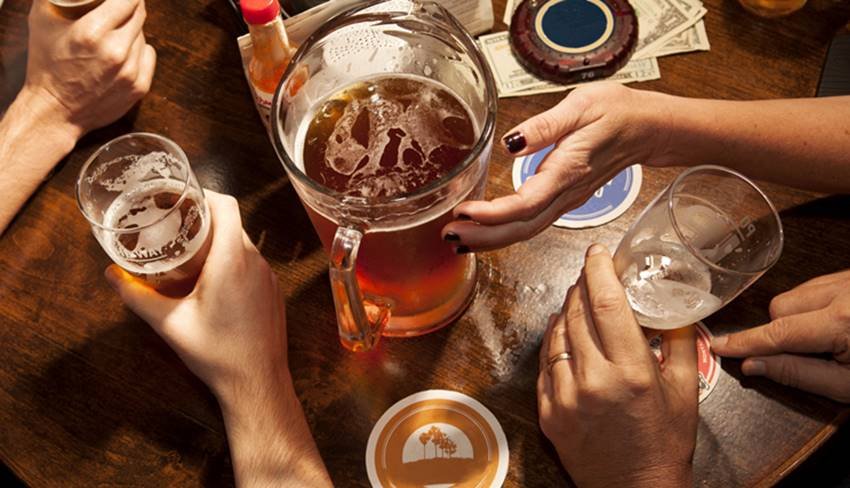 एक महिला के लिए दिन में एक ड्रिंक और पुरुष के लिए दो ड्रिंक को नॉर्मल माना गया है। ऐसा करने से आपके एक नहीं बल्कि कई स्वास्थ्य लाभ होते हैं। हालांकि हम नहीं कह रहे कि बीयर पीनी ही चाहिए, लेकिन यदि आप बीयर सिर्फ इस वजह से नहीं पीते कि आप मोटे ना हो जाएं तो आपको बीयर के फायदों के बारे में जानना बहुत जरूरी है।