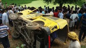 Bhadohi, Madosinh, seein, school van, unmanned crossings Hindi article