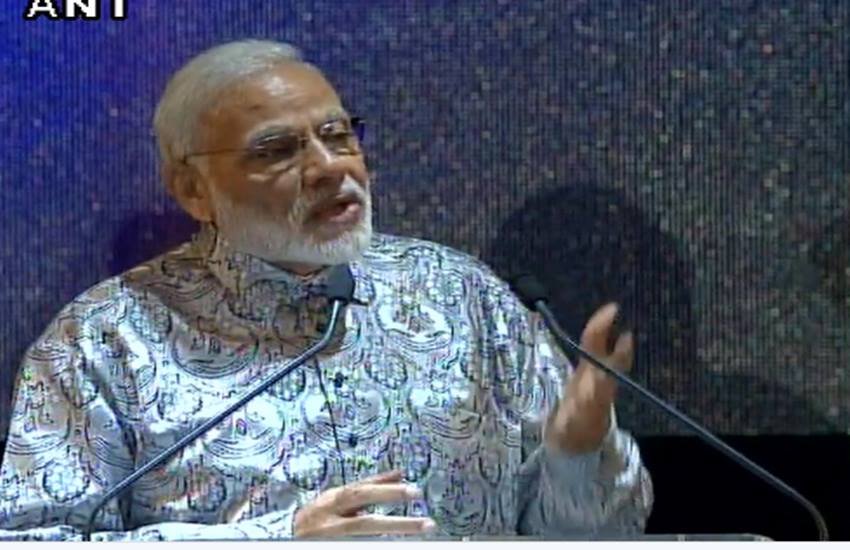 साउथ अफ्रीका के जोहानिसबर्ग में भाषण देते पीएम मोदी 