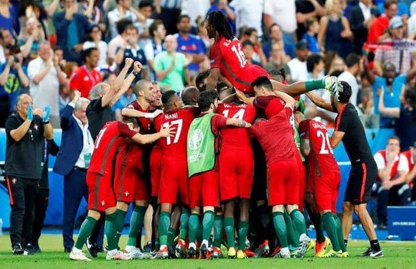 फ्रांस को हराकर जीत की खुशी मनाते पुर्तगाल की टीम के खिलाड़ी 