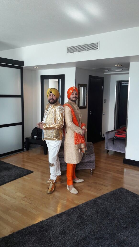 लिजेंड्री पंजबी सिंगर दलेर मेहंदी के बेटे गुरदीप की शादी हो गई है। गुरदूप ने अपनी NRI गर्लफ्रेंड जेसिका से शादी की। जैसिका फिनलैंड की रहने वाली हैं। इसलिए शादी भी फिनलैंड में ही हुई।