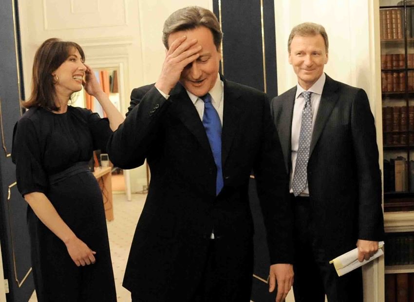 Britain's incoming Prime Minister Cameron and his wife Samantha enter 10 Downing Street in London