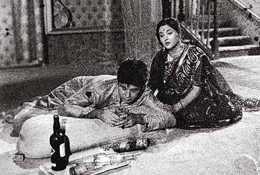 बॉलीवुड ने हमें कई ऐसे डायलॉग्स दिए जो सदाबहार हो गए, और आजतक हमारी जुबान पर चढ़े हुए हैं। कुछ डायलॉग्स बेहद गंभीर तो कुछ ऐसे मजाकिया कि हम अकसर बातचीत में उनका इस्तेमाल कर लेते हैं। एक नजर बॉलीवुड के कुछ ऐसे ही बेहतरीन डायलॉग्स पर- कौन कमबख्त कौन कमबख्त पीता है जो लेने बर्दाश्त करने के लिए पीता है मैं तो पीता हूं कि केवल सांस चले। देवदास फिल्म का ये डायलॉग आज भी महफिलों में सुनाई पड़ता है।