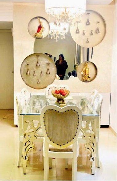 घर की हर एक दीवार को खास तरह से सजाया गया है।