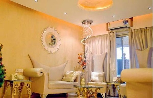 दिव्यांका का नया एड्रेस गोरेगांव हो गया है। उनके इस नए घर की थीम गोल्डन कलर पर बेस्ड है।