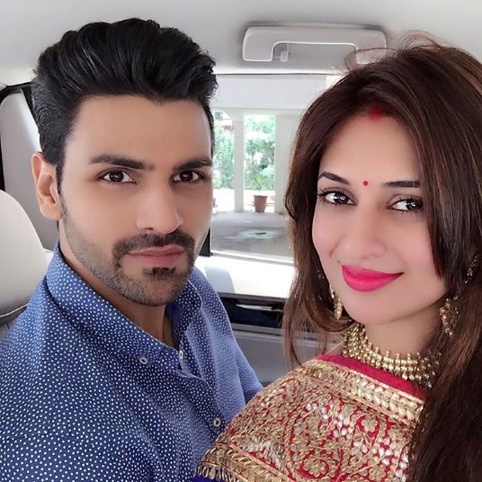 टीवी स्टार दिव्यांका त्रिपाठी और विवेक दहिया अब ऑफीशियली एक दूसरे के हो चुके हैं। शादी के बाद दिव्यांका ने शेयर की पहली Mrs. Dahiya वाली सेल्फी।