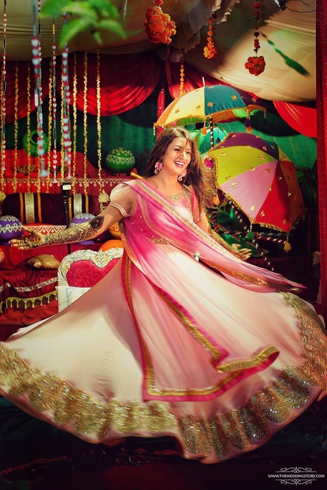 मेहंदी लगाकर खुशी से झूमतीं दिव्यंका।