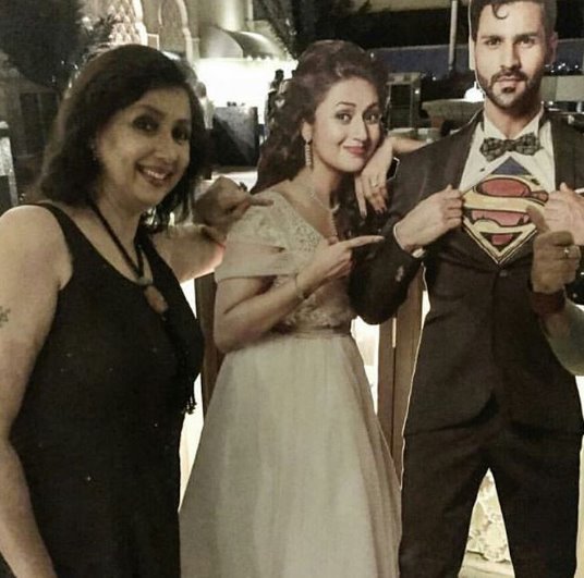 रिसेप्शन वेन्यू पर दोनों के प्री वेडिंग शूट का एक कटआउट रखा था। सभी लोग उसके साथ भी सेल्फी ले रहे थे।