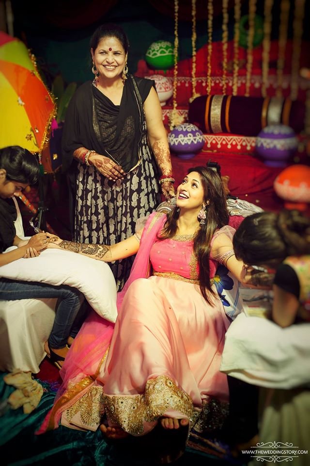 अपनी फैमिली के साथ इस खास मौके को पूरी तरह जी रही हैं दिव्यंका।