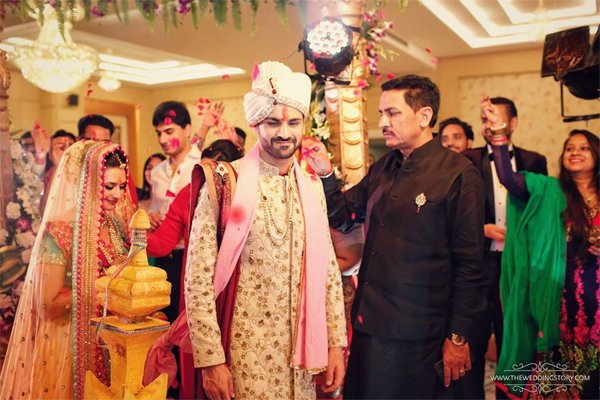 शादी की एक रस्म के दौरान आगे-पीछे चलते दिव्यांका-विवेक