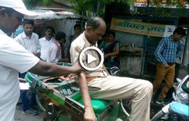 uttar pradesh, uttar pradesh police, kanpur, kanpur police, drunk police officer, drunk police in UP, drunk police officer video, drunk police officer caught on film,
