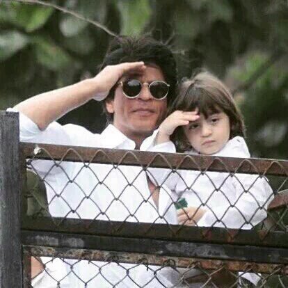 ईद के मौके पर बेटे अबराम के साथ अपने बंग्ले मन्नत की बालकनी में आए शाहरुख खान। दोनों ने मिलकर फैंस को बधाई दी।