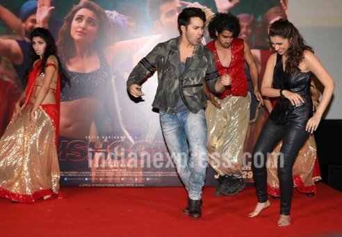 स्टेज पर स्पेट करके दिखाते वरुण और परिणिती