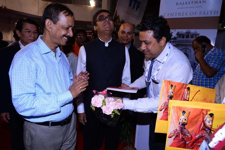 कोलकाता में ट्रेवल एंड टूरिज्म फेयर का आज उद्घाटन करने के बाद राजस्थान पैवेलियन विजिट करते हुए पश्चिम-बंगाल के पर्यटन मंत्री, श्री गौतम

